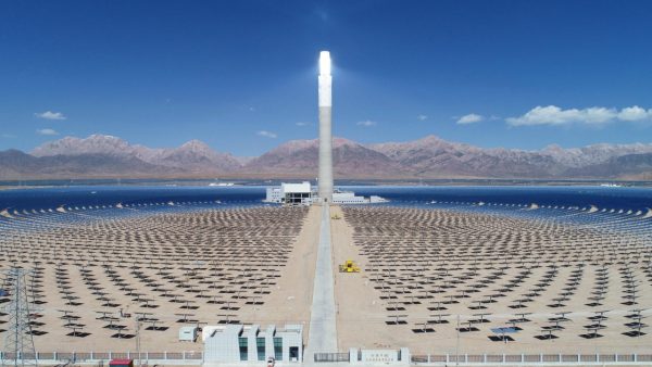 戈壁“追光”鑄就奇跡 浙江援青德令哈光熱電站連續三年超產，熔鹽塔點亮高原“金山銀山”